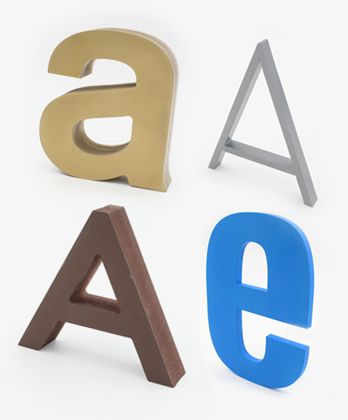 Letras corpóreas con distintos acabados